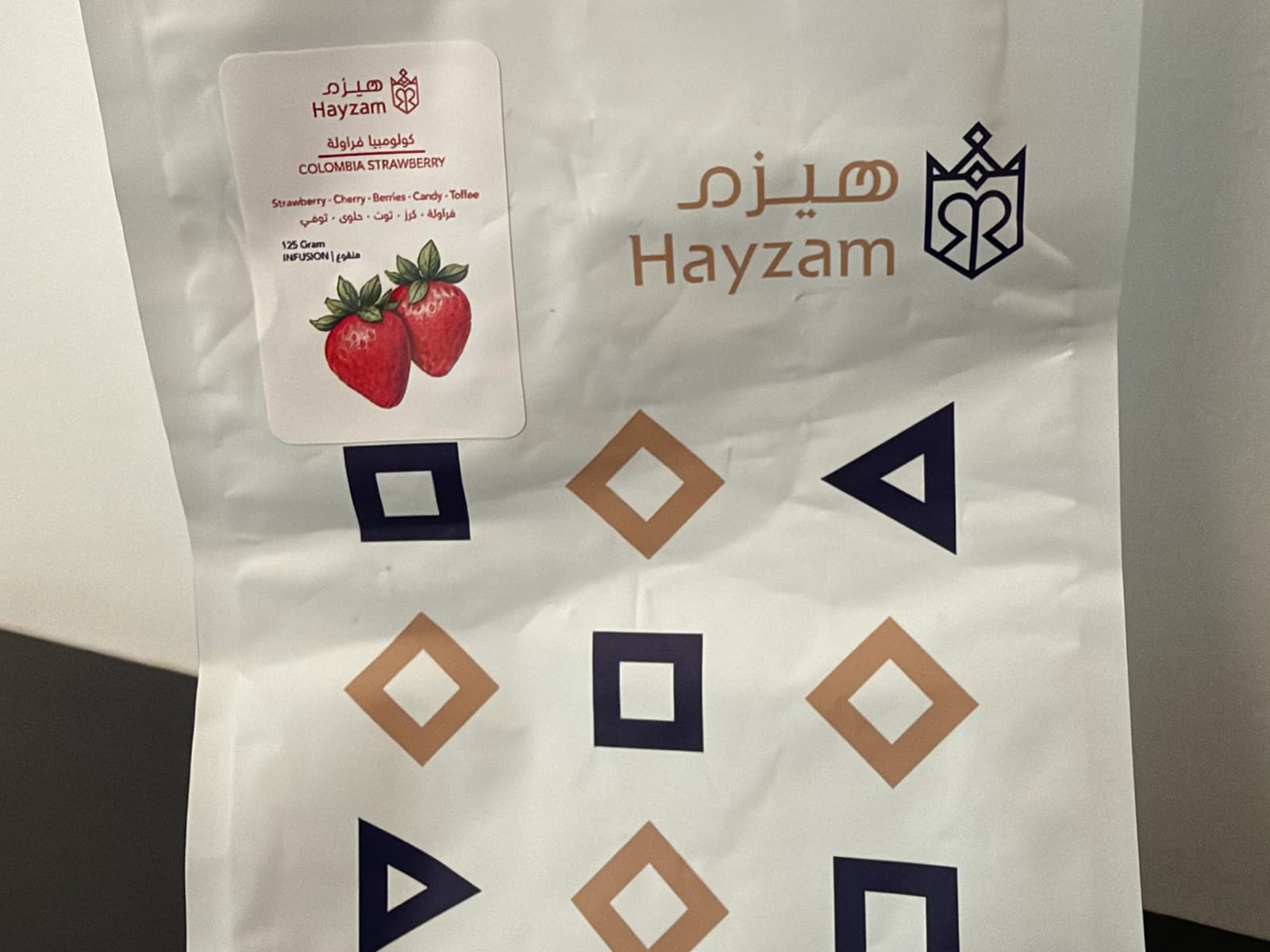 Hayzam Colombia Strawberry bag illustration